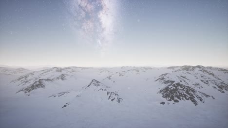 Vía-Láctea-Sobre-Terreno-Cubierto-De-Nieve